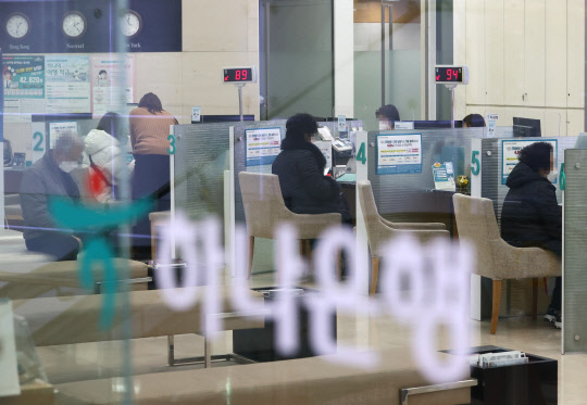 하나은행과 산업은행이 '한지붕 두 은행' 시스템을 시작한다. 연합뉴스